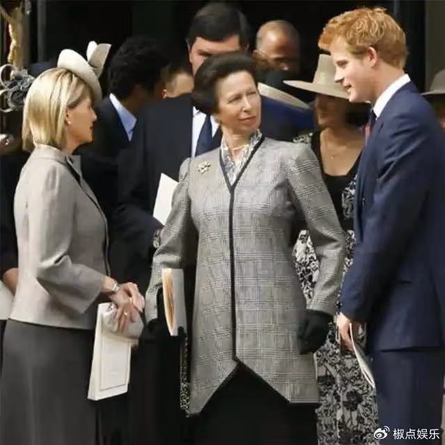 哈里王子揮淚離開，曾經他和查爾斯做親子鑑定，只有姑姑一直安慰