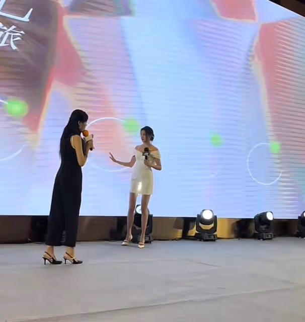 8月4日,關曉彤的這張照片火了!只要她不尷尬,尷尬的就是別人!