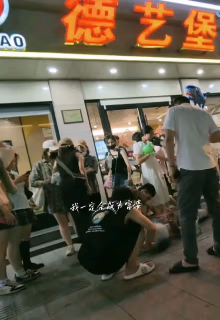 楊冪吳宣儀逛街被偶遇,穿5000多裙子成背影殺,網友讚譽女神降臨