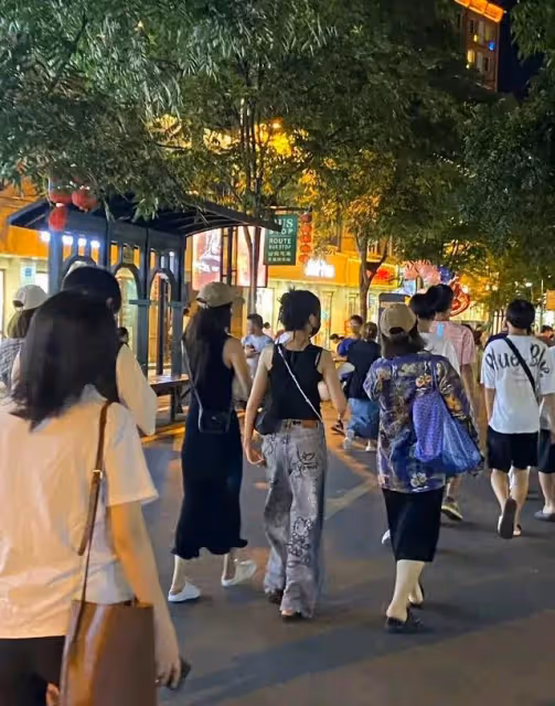 楊冪吳宣儀逛街被偶遇,穿5000多裙子成背影殺,網友讚譽女神降臨