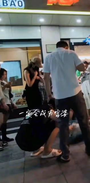 楊冪吳宣儀逛街被偶遇,穿5000多裙子成背影殺,網友讚譽女神降臨