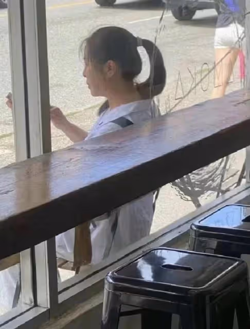 王祖賢長居加拿大生活樸素,坐馬路邊接地氣,身材豐腴挺小肚子