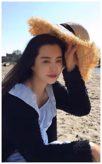 王祖賢長居加拿大生活樸素,坐馬路邊接地氣,身材豐腴挺小肚子