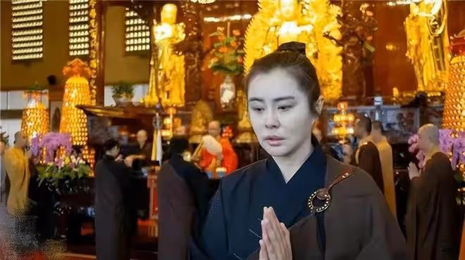 王祖賢長居加拿大生活樸素,坐馬路邊接地氣,身材豐腴挺小肚子