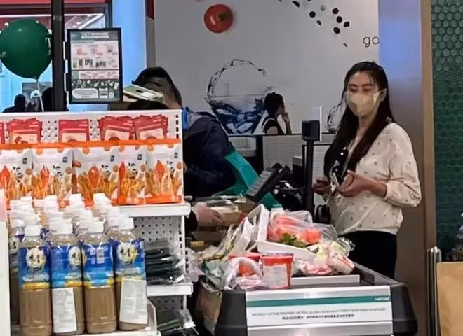 王祖賢長居加拿大生活樸素,坐馬路邊接地氣,身材豐腴挺小肚子
