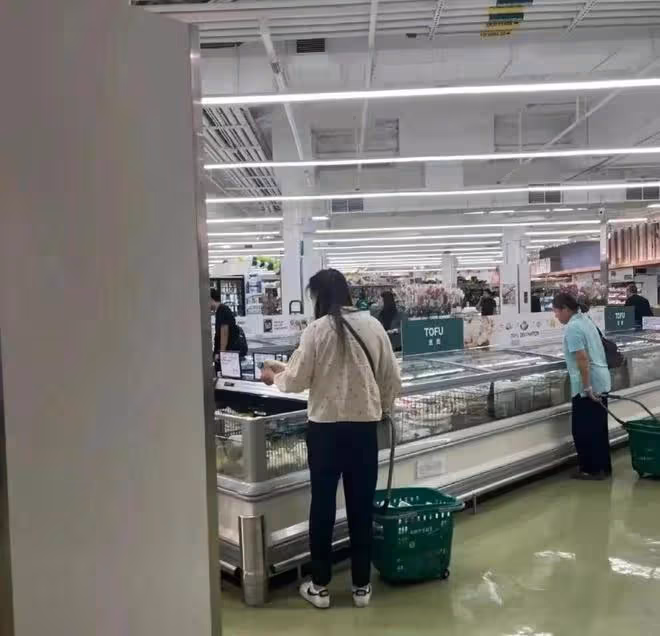 王祖賢長居加拿大生活樸素,坐馬路邊接地氣,身材豐腴挺小肚子
