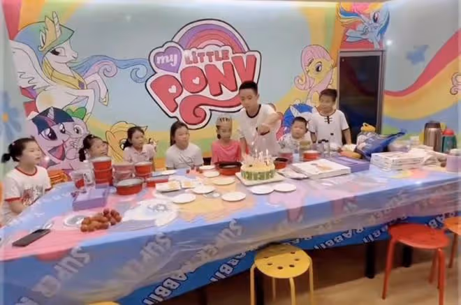 劉和剛攜妻兒去東北度假!老婆素顏膚白貌美,倆兒女和爸爸如複製