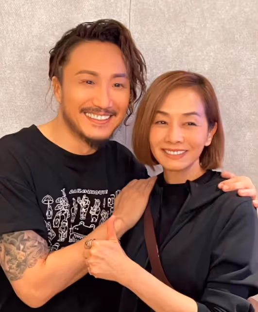 張國榮前任看演唱會仍貌美,三婚老公滿頭白髮,倆女兒精緻似混血