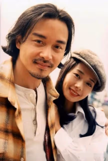 張國榮前任看演唱會仍貌美,三婚老公滿頭白髮,倆女兒精緻似混血