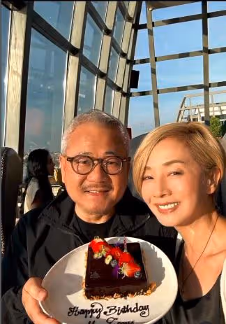 張國榮前任看演唱會仍貌美,三婚老公滿頭白髮,倆女兒精緻似混血