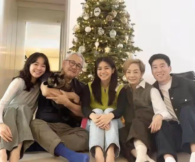 張國榮前任看演唱會仍貌美,三婚老公滿頭白髮,倆女兒精緻似混血