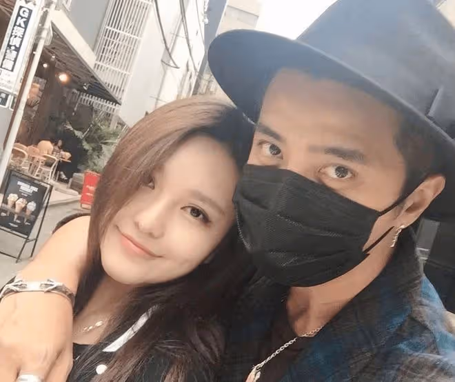 周揚青曬比基尼遊艇照，身材豐腴與海豚共游，膝蓋受傷惹粉絲擔憂
