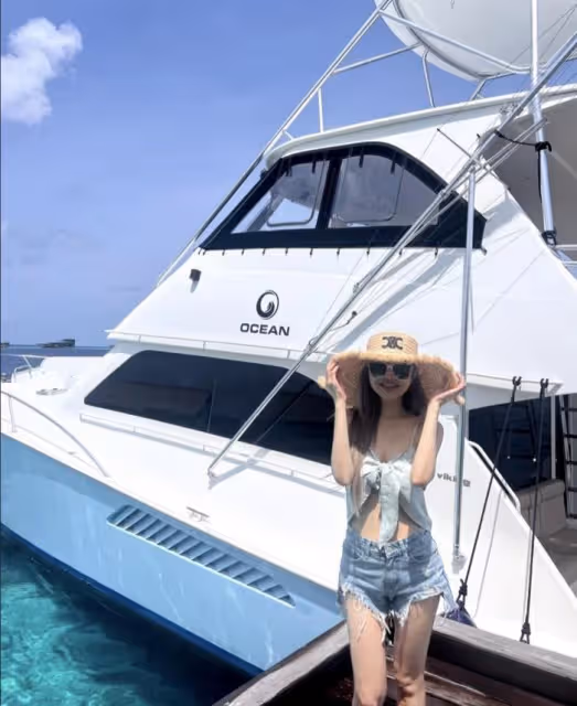 周揚青曬比基尼遊艇照,秀豐腴身材與海豚共游,膝蓋受傷惹粉絲擔憂
