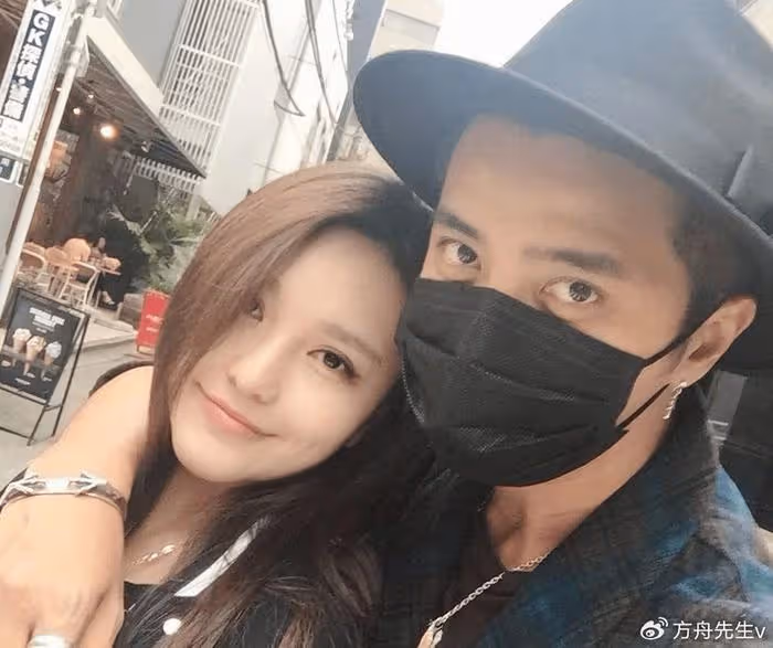 周揚青曬比基尼遊艇照,秀豐腴身材與海豚共游,膝蓋受傷惹粉絲擔憂