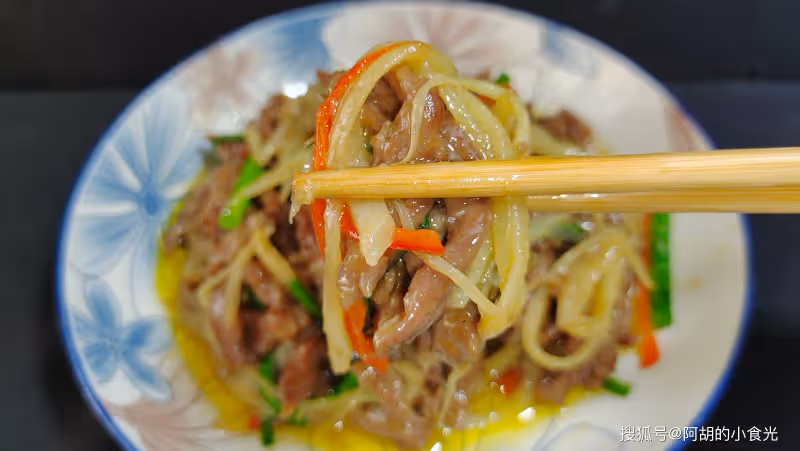 這菜吃前嫌棄,吃後叫絕!還是「夏日保健第一菜」,配牛肉脆里有嫩,增香不少