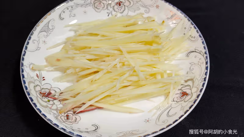 這菜吃前嫌棄,吃後叫絕!還是「夏日保健第一菜」,配牛肉脆里有嫩,增香不少