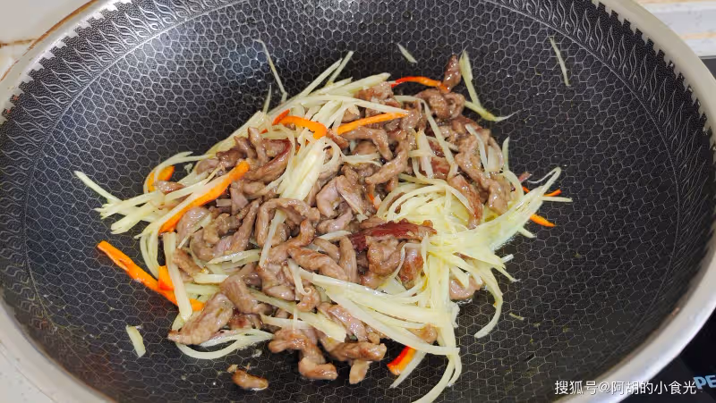 這菜吃前嫌棄,吃後叫絕!還是「夏日保健第一菜」,配牛肉脆里有嫩,增香不少