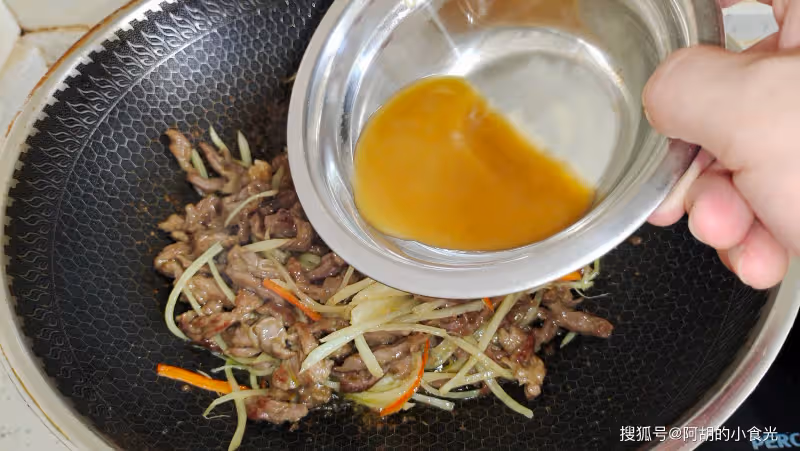 這菜吃前嫌棄,吃後叫絕!還是「夏日保健第一菜」,配牛肉脆里有嫩,增香不少