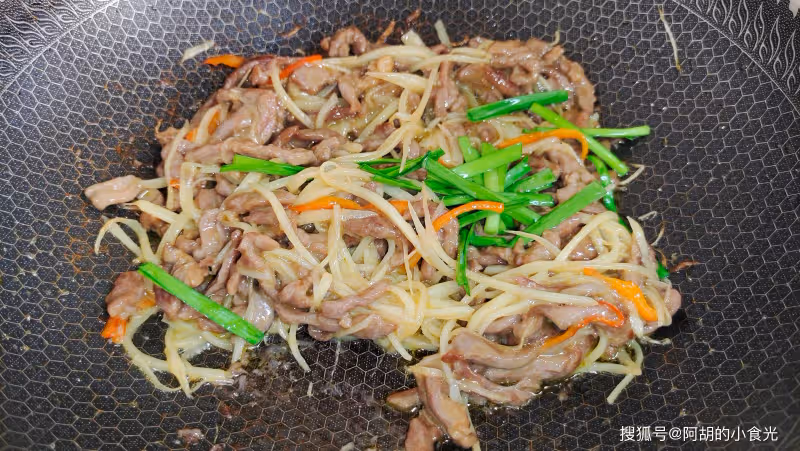 這菜吃前嫌棄,吃後叫絕!還是「夏日保健第一菜」,配牛肉脆里有嫩,增香不少