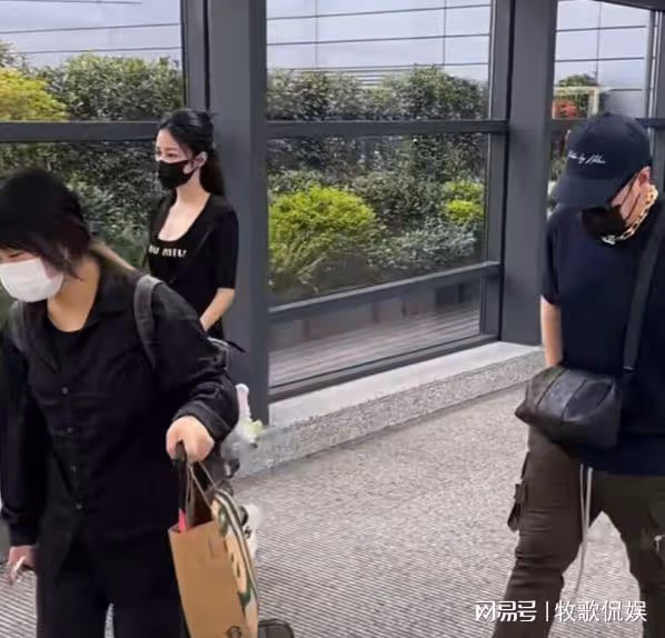 潘瑋柏宣雲現身機場,宣雲獨自推行李箱,潘瑋柏被指沒風度