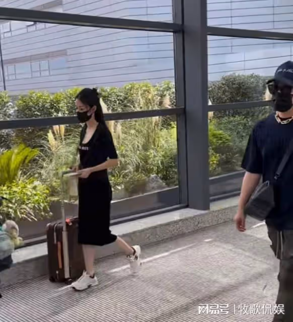 潘瑋柏宣雲現身機場,宣雲獨自推行李箱,潘瑋柏被指沒風度