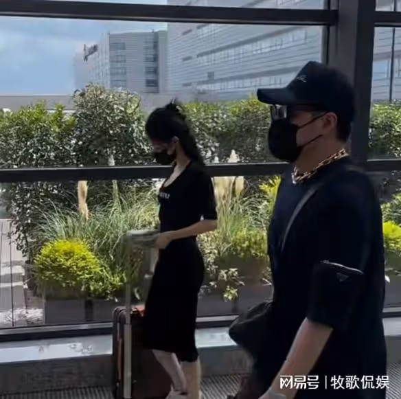 潘瑋柏宣雲現身機場,宣雲獨自推行李箱,潘瑋柏被指沒風度
