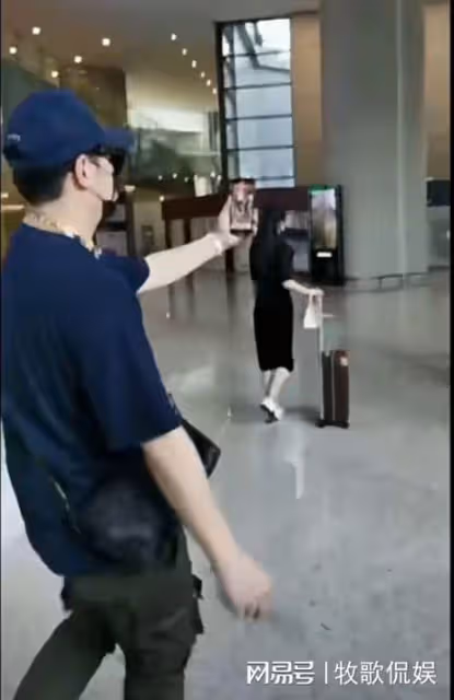 潘瑋柏宣雲現身機場,宣雲獨自推行李箱,潘瑋柏被指沒風度