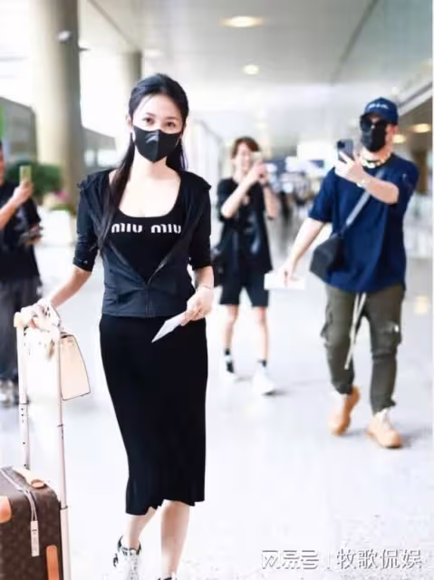 潘瑋柏宣雲現身機場,宣雲獨自推行李箱,潘瑋柏被指沒風度
