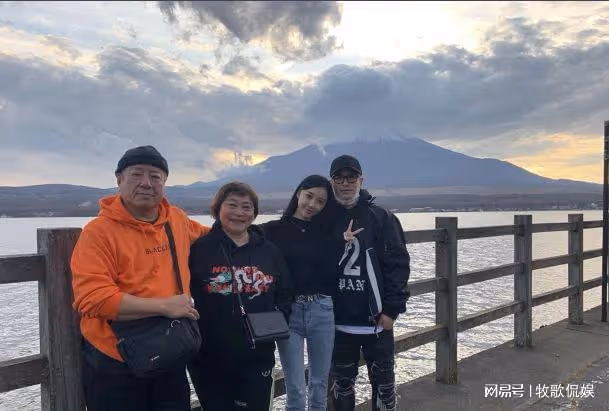 潘瑋柏宣雲現身機場,宣雲獨自推行李箱,潘瑋柏被指沒風度