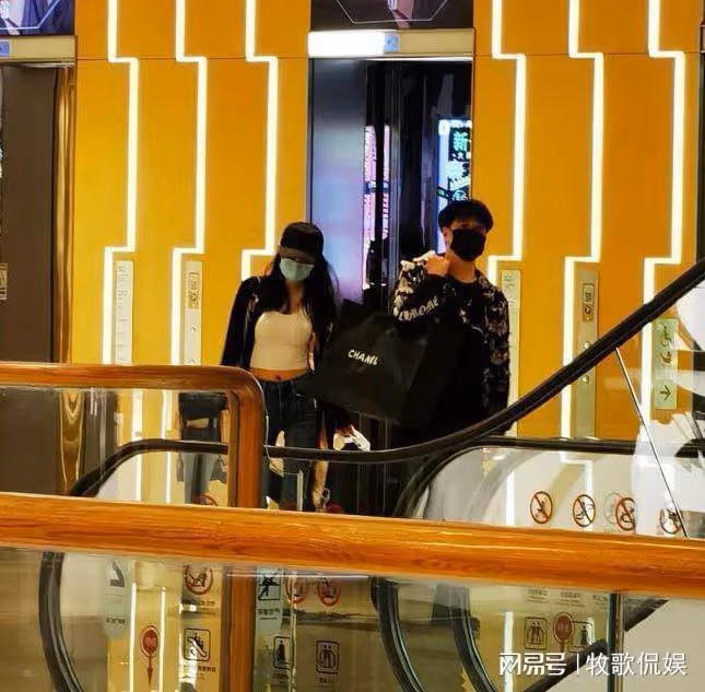 潘瑋柏宣雲現身機場,宣雲獨自推行李箱,潘瑋柏被指沒風度