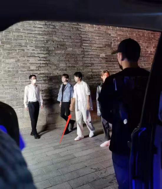 TFBOYS合體路透照曝光，易烊千璽與王俊凱錯位牽手，網友直呼破防