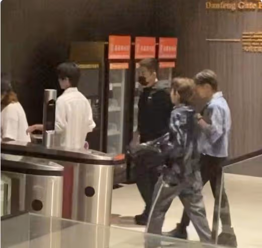TFBOYS合體路透照曝光，易烊千璽與王俊凱錯位牽手，網友直呼破防