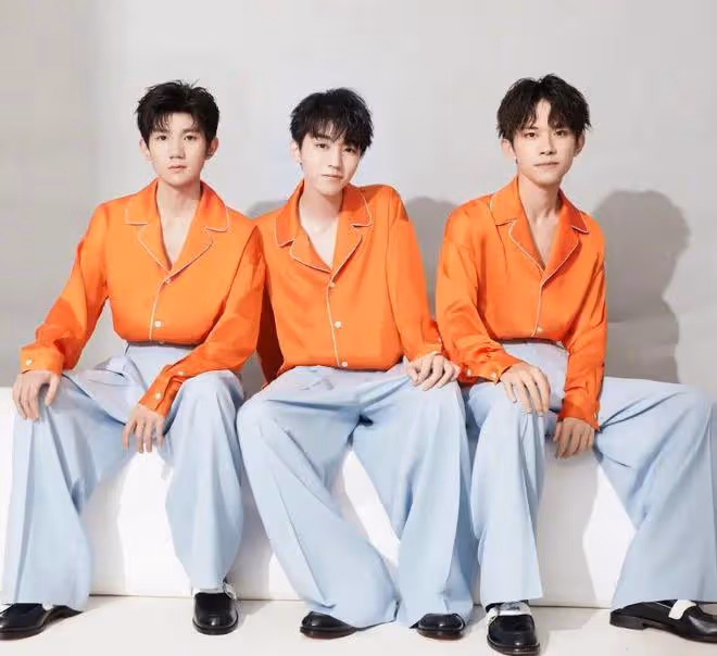 TFBOYS合體路透照曝光，易烊千璽與王俊凱錯位牽手，網友直呼破防