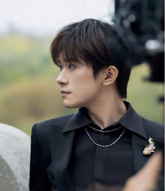 TFBOYS合體路透照曝光,易烊千璽與王俊凱錯位牽手,網友直呼破防