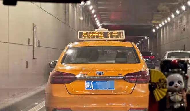 TFBOYS合體路透照曝光,易烊千璽與王俊凱錯位牽手,網友直呼破防