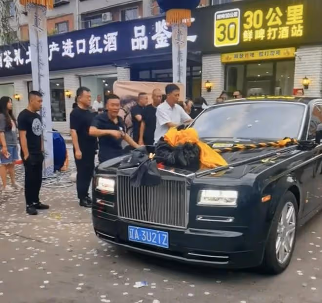 突傳噩耗!網紅「濤哥」去世,百輛豪車送行,曾與趙本山魏三交好