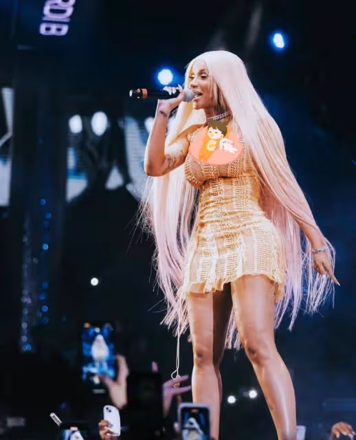 美國女星Cardi B惹爭議!演唱會不穿內褲,與歌迷互動秀衛生棉條