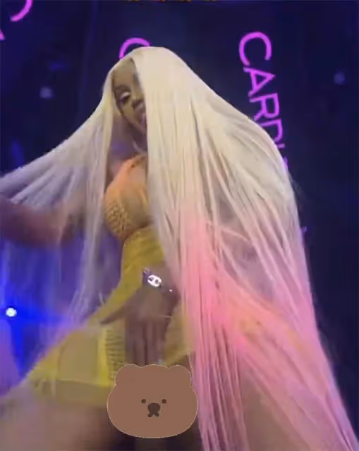 美國女星Cardi B惹爭議!演唱會不穿內褲,與歌迷互動秀衛生棉條