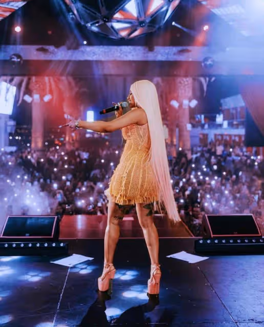 美國女星Cardi B惹爭議!演唱會不穿內褲,與歌迷互動秀衛生棉條