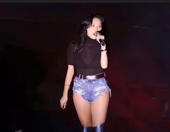 美國女星Cardi B惹爭議!演唱會不穿內褲,與歌迷互動秀衛生棉條