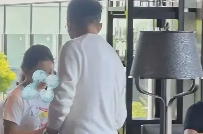 小S女兒又引爭議！現身韓國打扮招搖，兩根繩子捆綁幾乎一絲不掛