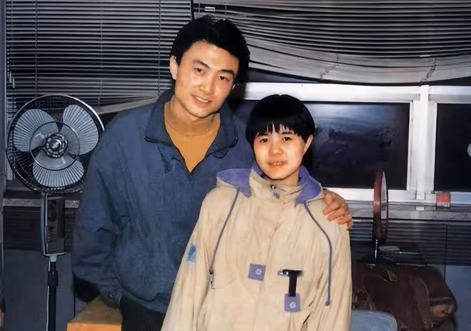 金龜子設宴慶結婚35周年,王寧滿臉皺紋肚腩突出,夫妻被指像祖孫