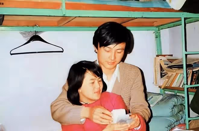 金龜子設宴慶結婚35周年,王寧滿臉皺紋肚腩突出,夫妻被指像祖孫
