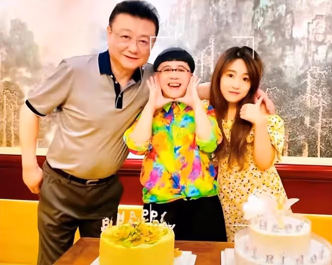 金龜子設宴慶結婚35周年，王寧滿臉皺紋肚腩突出，夫妻被指像祖孫