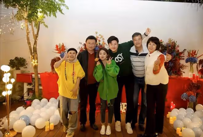 金龜子設宴慶結婚35周年，王寧滿臉皺紋肚腩突出，夫妻被指像祖孫