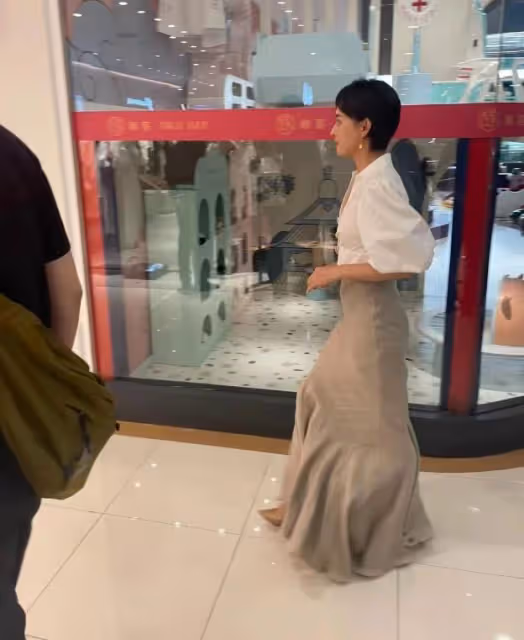 40歲孫儷出席線下活動,搭配太尷尬身高似150cm,手背暴露年齡