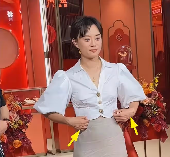 40歲孫儷出席線下活動,搭配太尷尬身高似150cm,手背暴露年齡