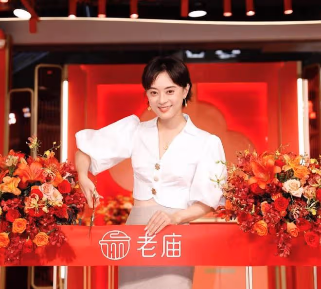 40歲孫儷出席線下活動,搭配太尷尬身高似150cm,手背暴露年齡