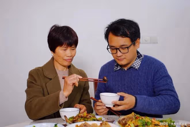 故事:殘疾父親參加兒子婚禮,司儀喊到父親名字,新娘母親跪下了