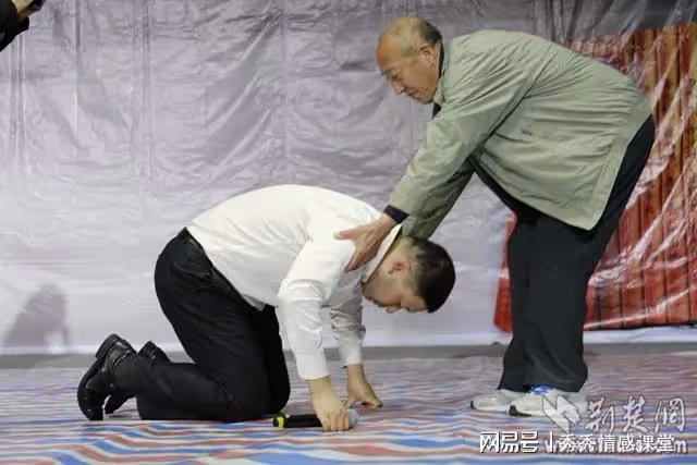故事:殘疾父親參加兒子婚禮,司儀喊到父親名字,新娘母親跪下了